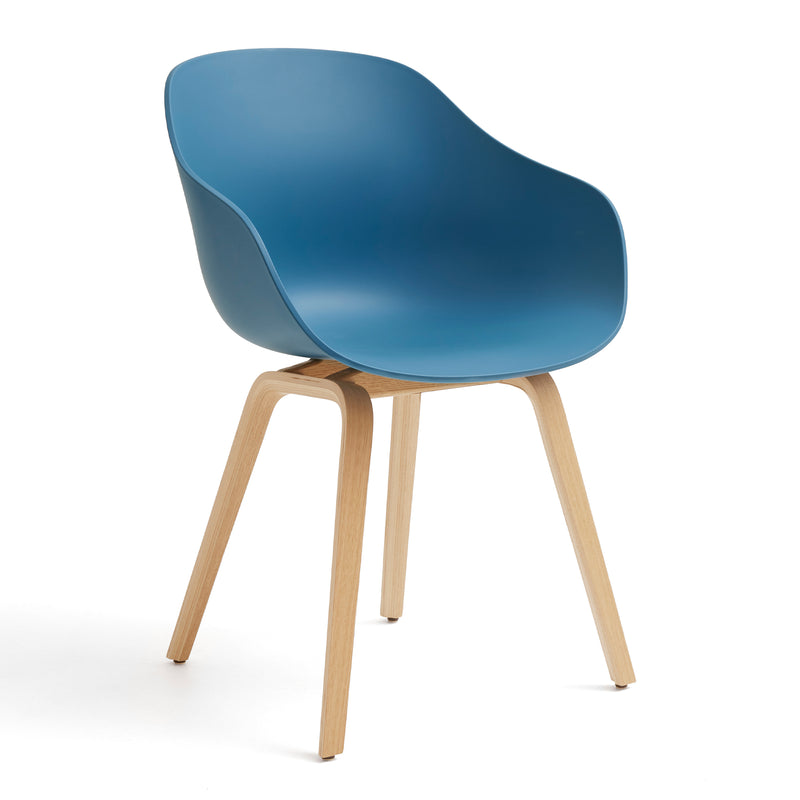 HAY - About A Chair AAC 222 | Standardgleiter Kunststoff / azure blue 2.0 / Eiche lackiert
