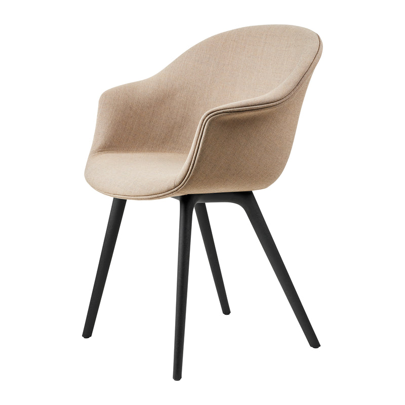 Gubi - Bat Dining Stuhl mit Vollpolsterung | Kvadrat Remix 3 (233) / Plastic Base