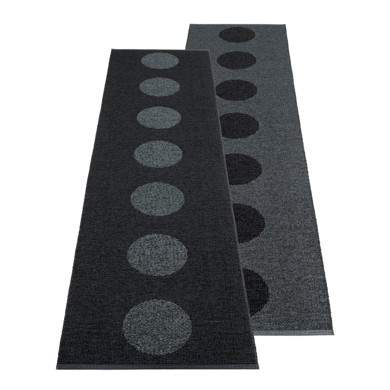 Pappelina - Vera Wendeteppich 2.0 (Bio Edition) | 70 x 280 cm / black/black metallic