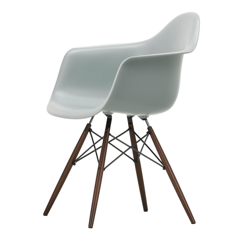Vitra - Eames Plastic Armchair DAW RE | hellgrau RE / Ahorn dunkel