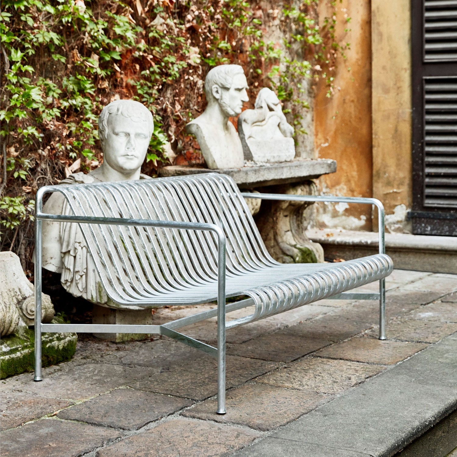 Metall-Gartenmöbel pflegen: Tipps für lange Freude