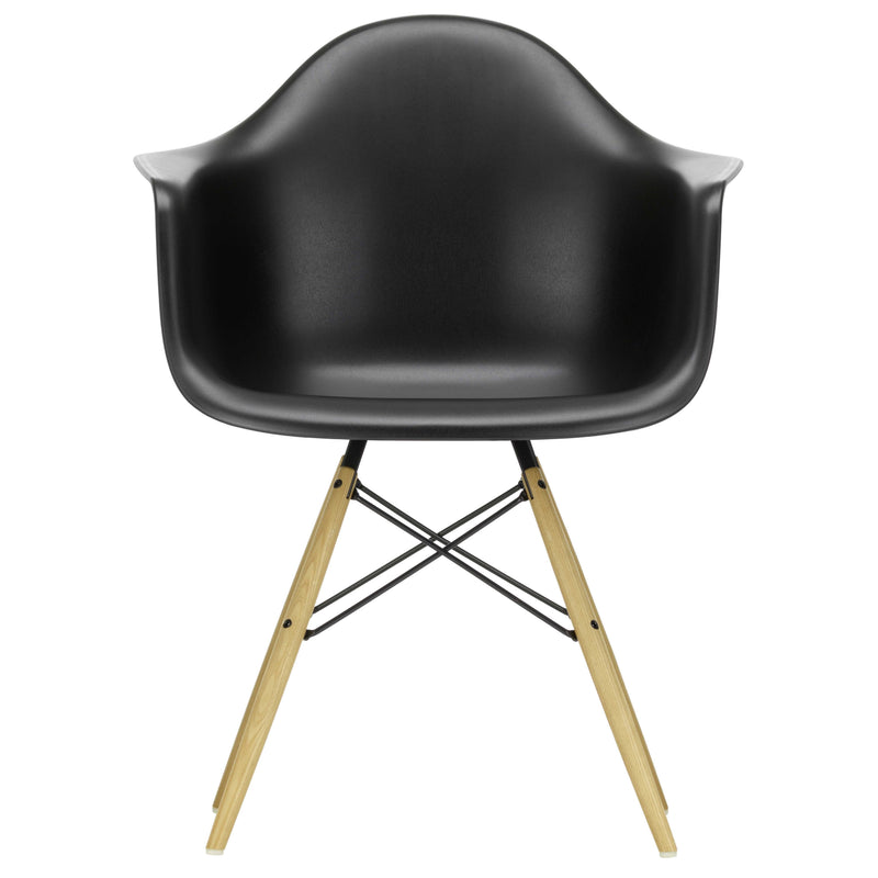Vitra - Eames Plastic Armchair DAW RE | tiefschwarz RE / Esche honigfarben