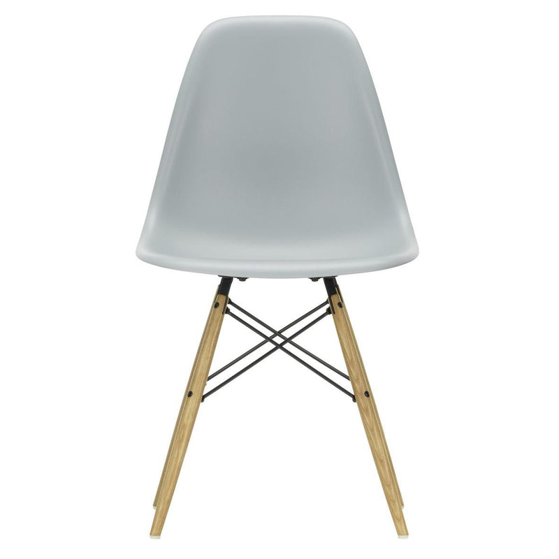 Vitra - Eames Plastic Side Chair DSW RE | hellgrau RE / Esche honigfarben