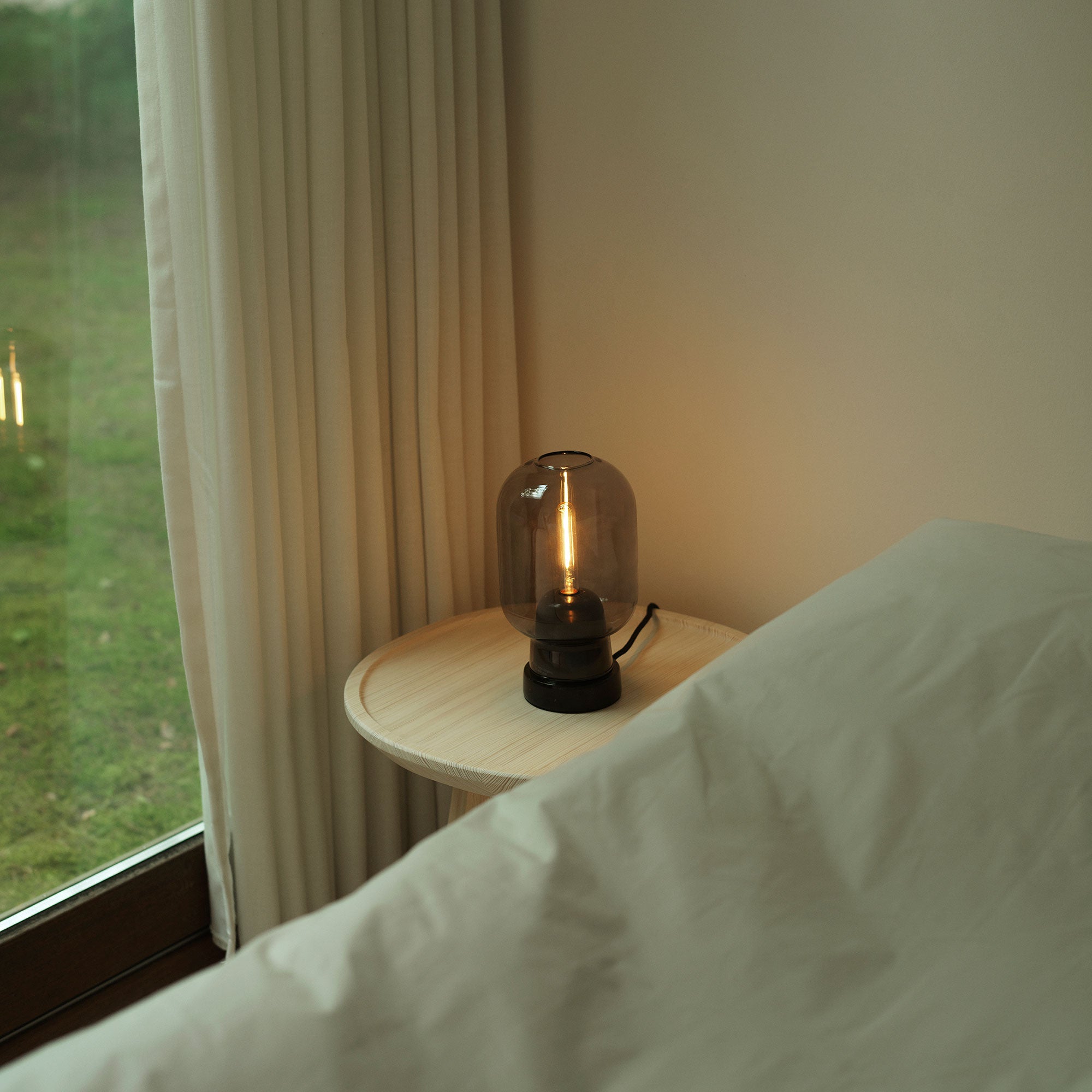 Normann Copenhagen - Amp Tischleuchte | schwarz/rauch