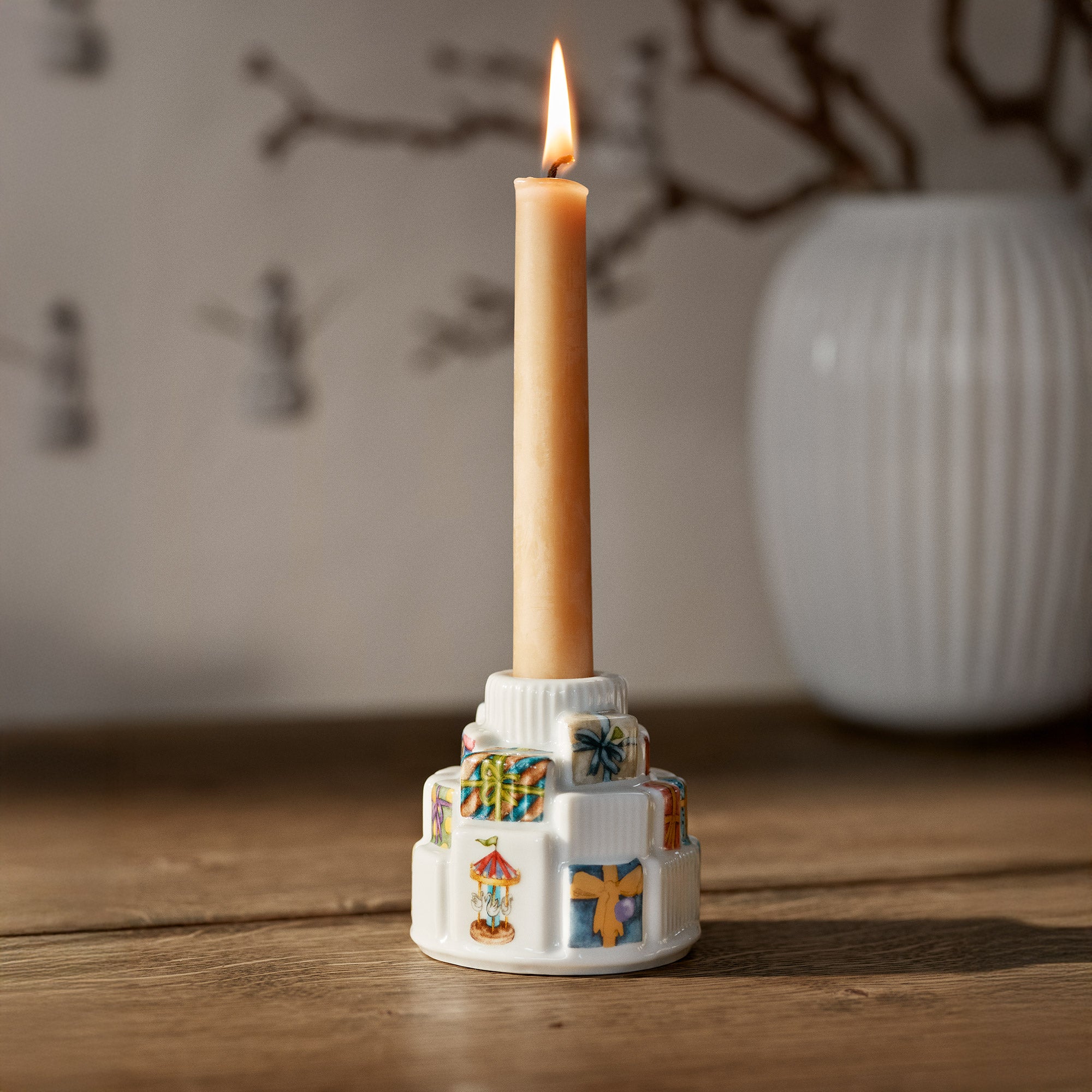 Kähler Design - Hammershøi Kerzenständer mit Geschenkemotiv | 