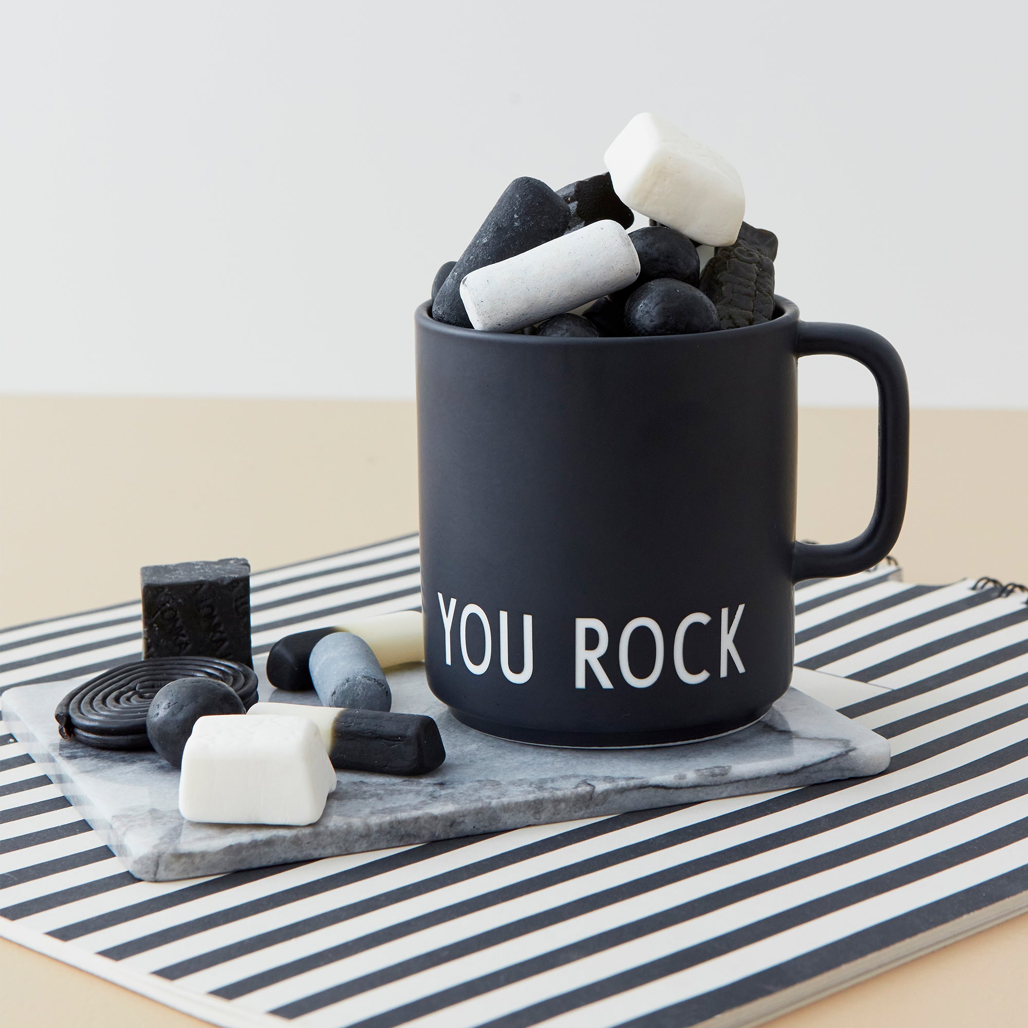 Design Letters - AJ Favourite Porzellan Becher mit Henkel | You Rock / schwarz