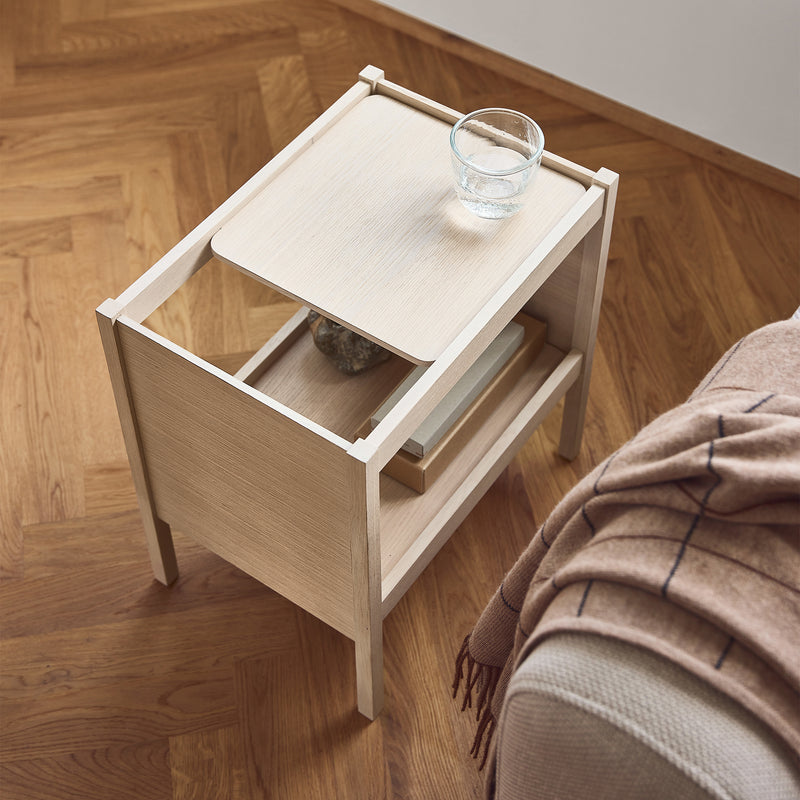 Form &amp; Refine - Journal Beistelltisch
