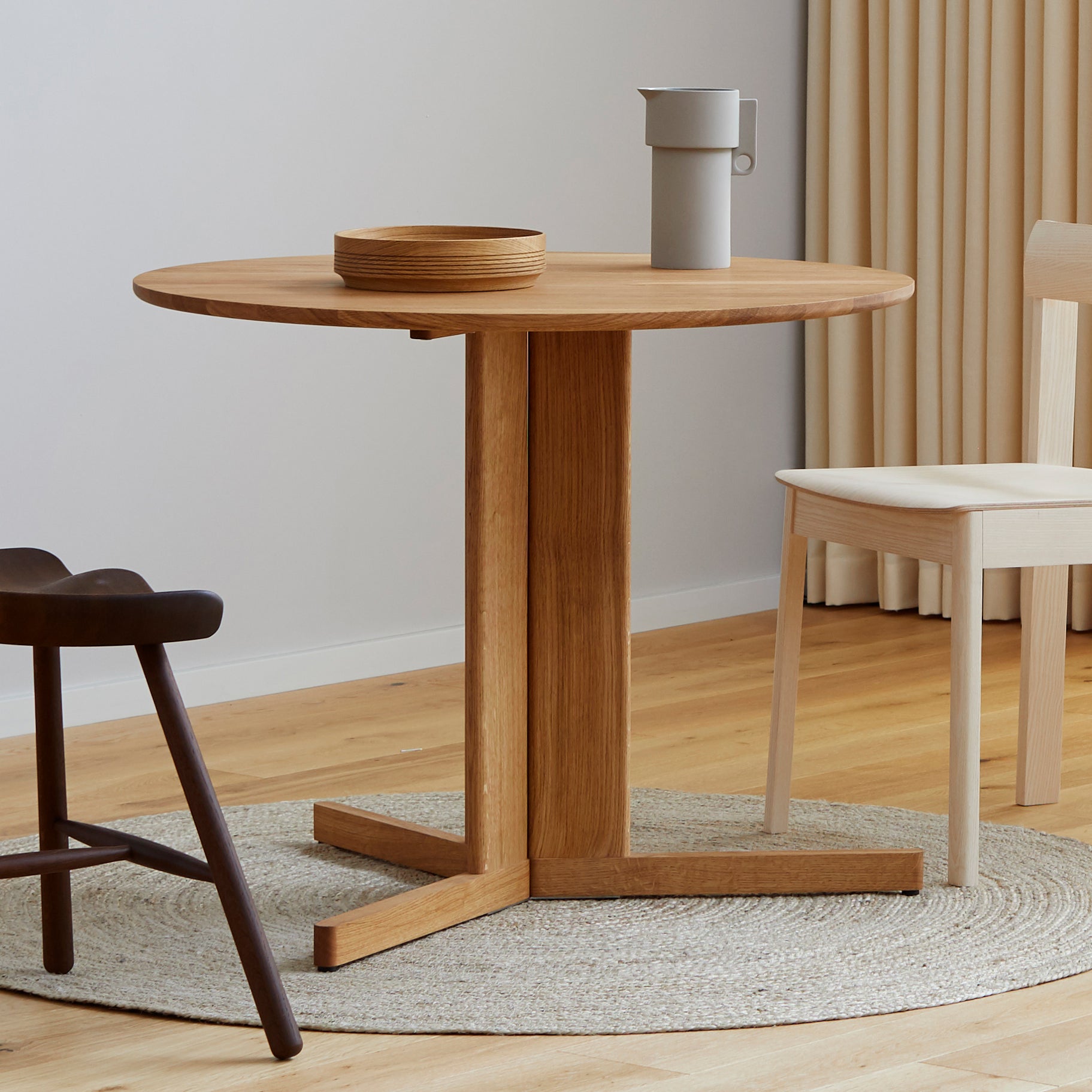 Form &amp; Refine - Trefoil Tisch | Eiche geölt / Ø 75 cm
