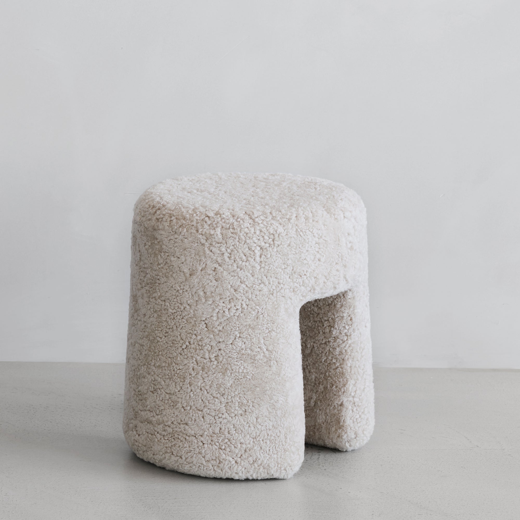 Fredericia - Sequoia Pouf | Lammfell Moonlight