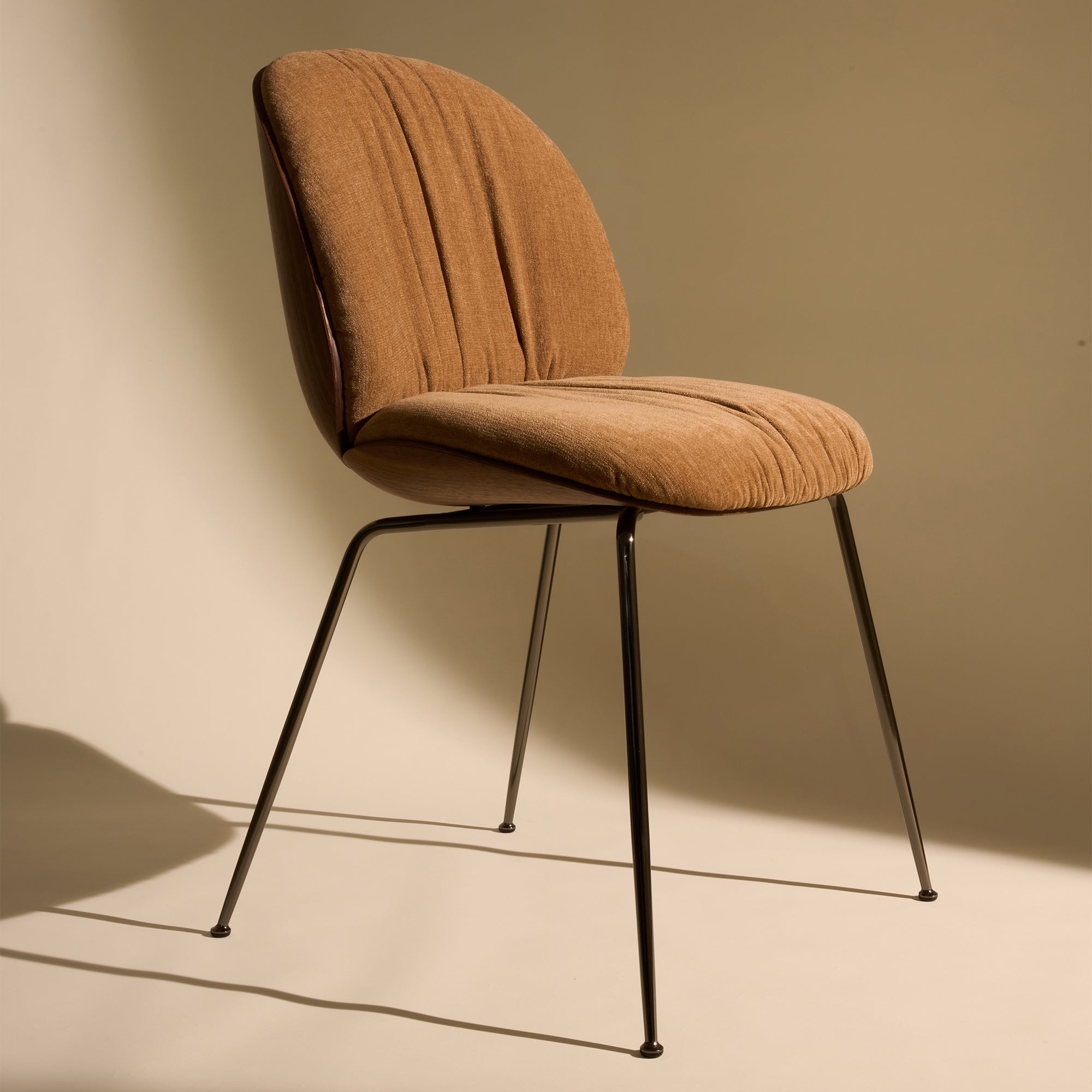 Gubi - Beetle Soft Dining Chair | Dedar Belsuede Special FR braun orange (132) / Frontpolster
