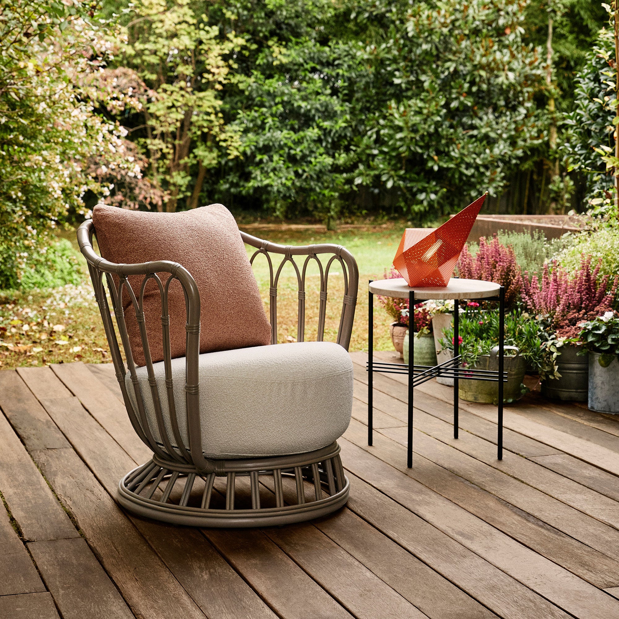 Gubi - Grace Outdoor Lounge Chair | mushroom grey