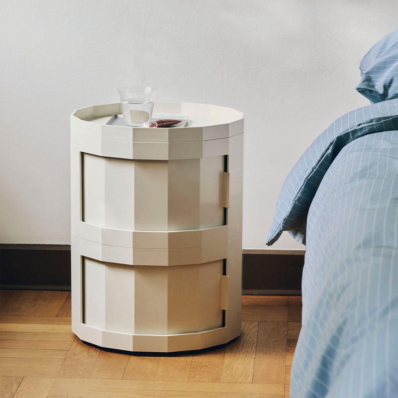 HAY - Facet Cabinet mit Füßen und Rollen
