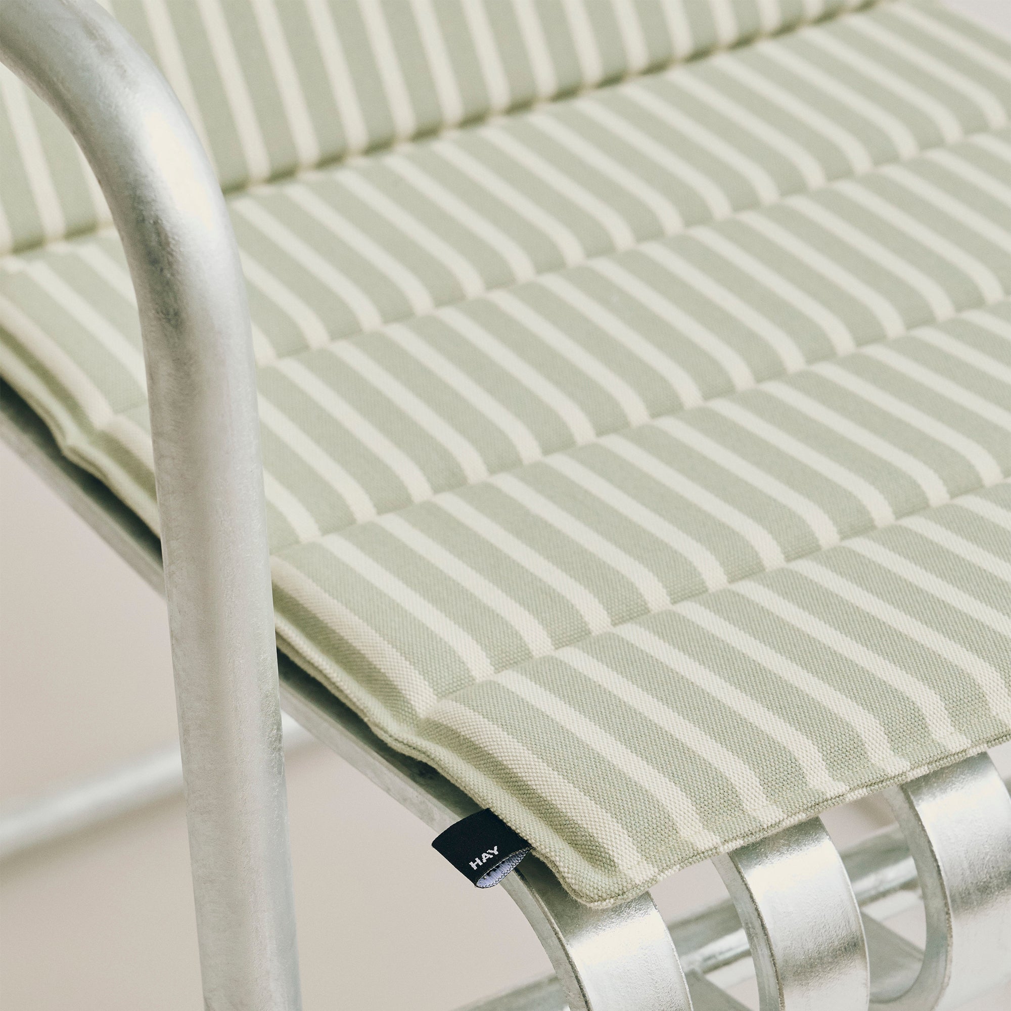 HAY - Terrazza Faltbares Sitzkissen | grey bold stripe