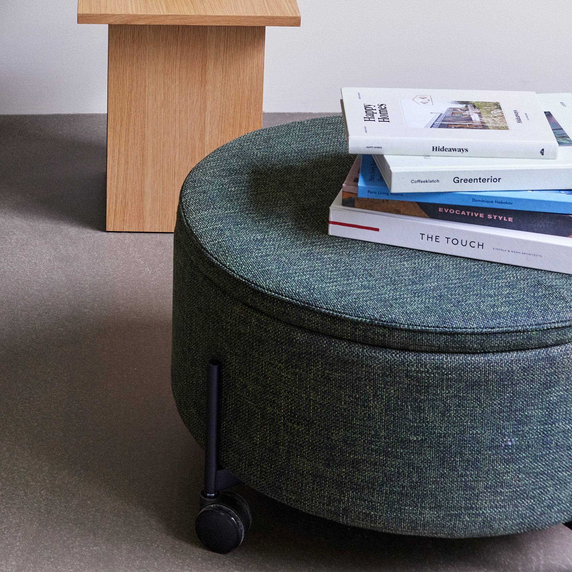 Hübsch Interior - Contain Pouf mit Rollen