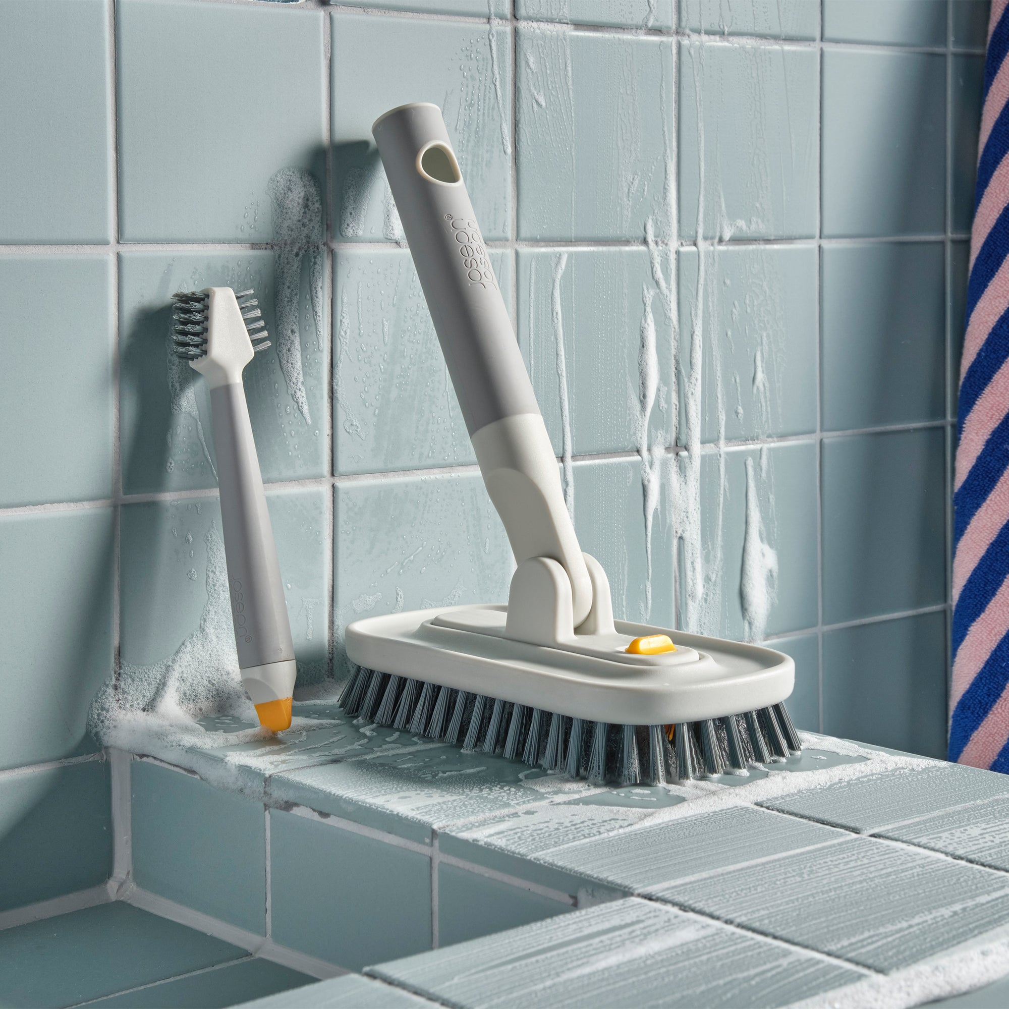 Joseph Joseph - CleanTech Bürstenset mit Scheuerbürste und Fliesenbürste | 