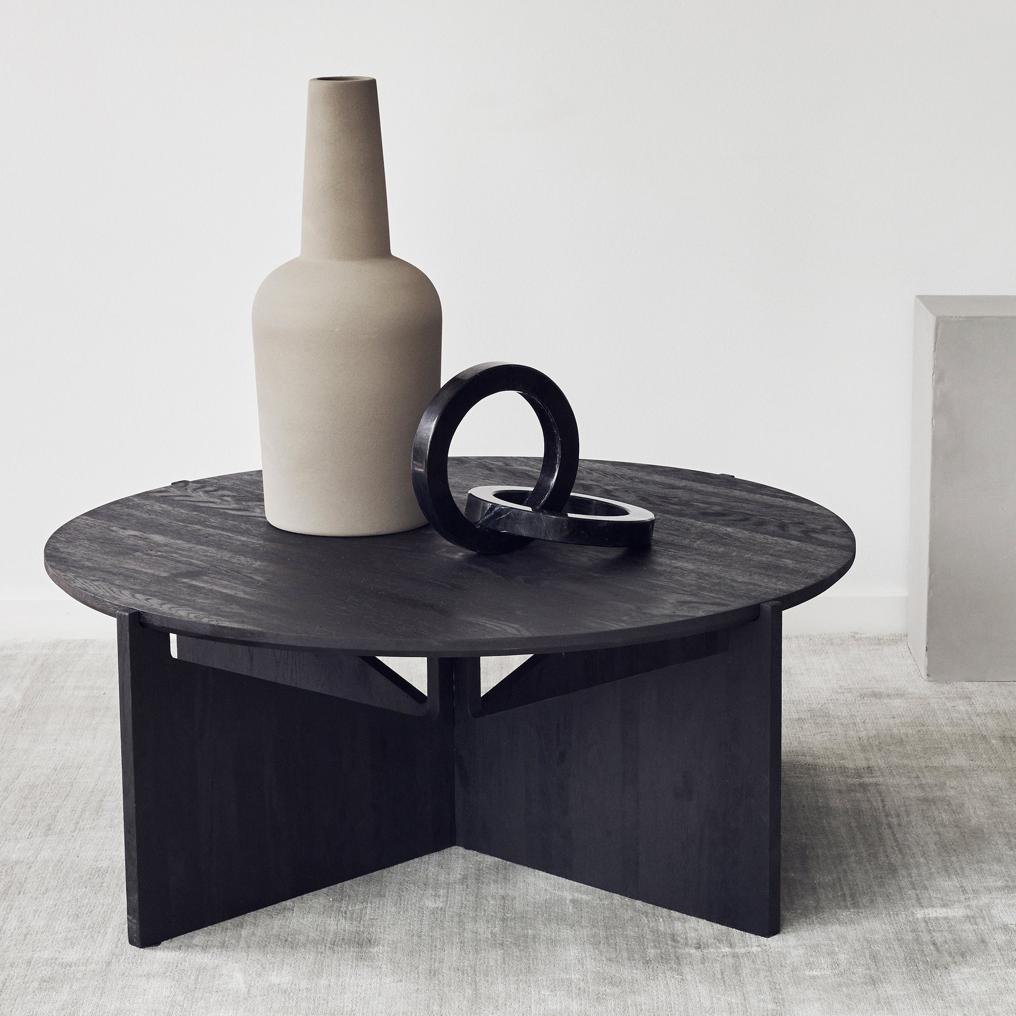 Kristina Dam Studio - Couchtisch | Ø 78 cm / schwarz