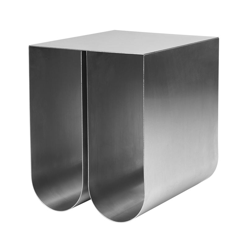 Kristina Dam Studio - Curved Beistelltisch | Edelstahl