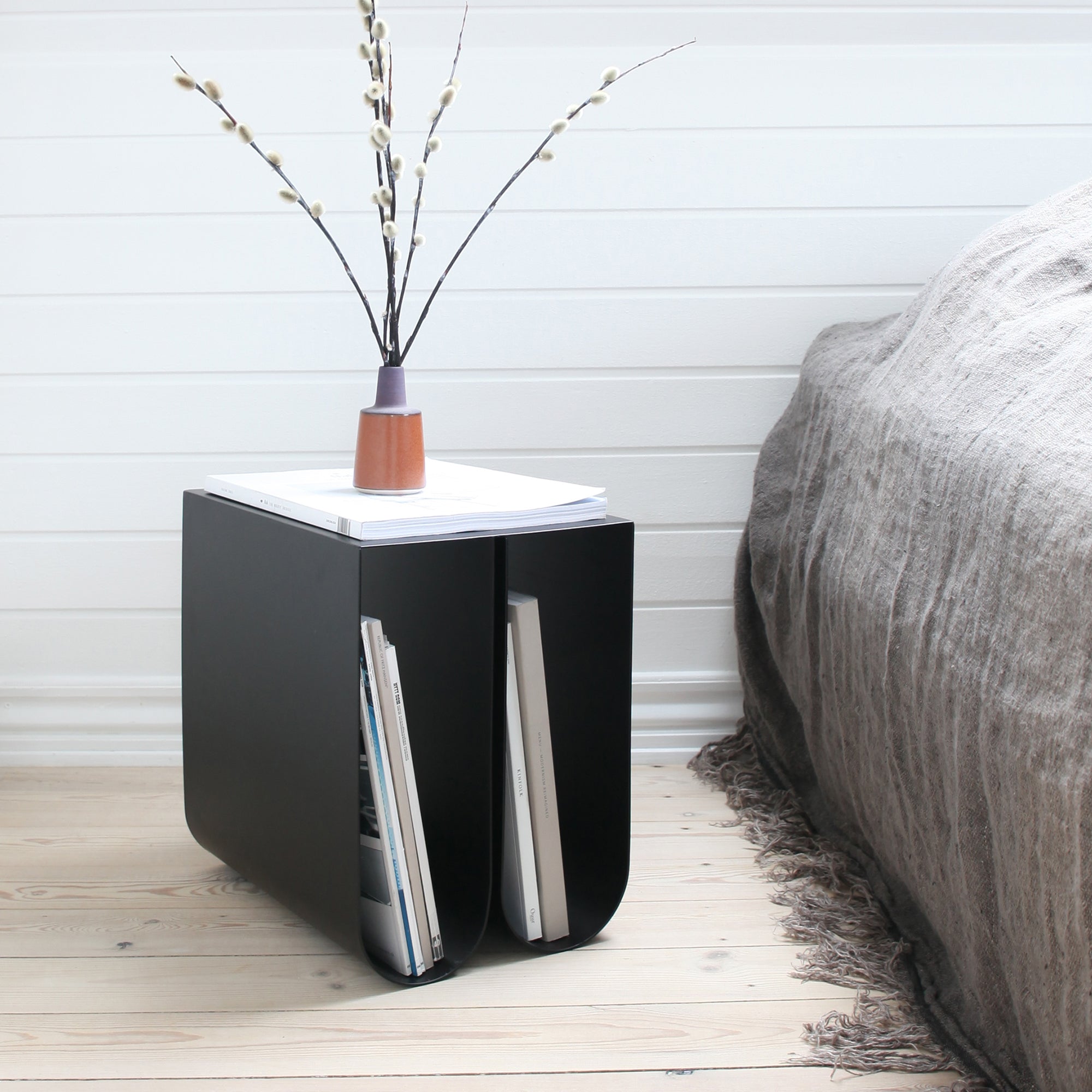 Kristina Dam Studio - Curved Beistelltisch | schwarz