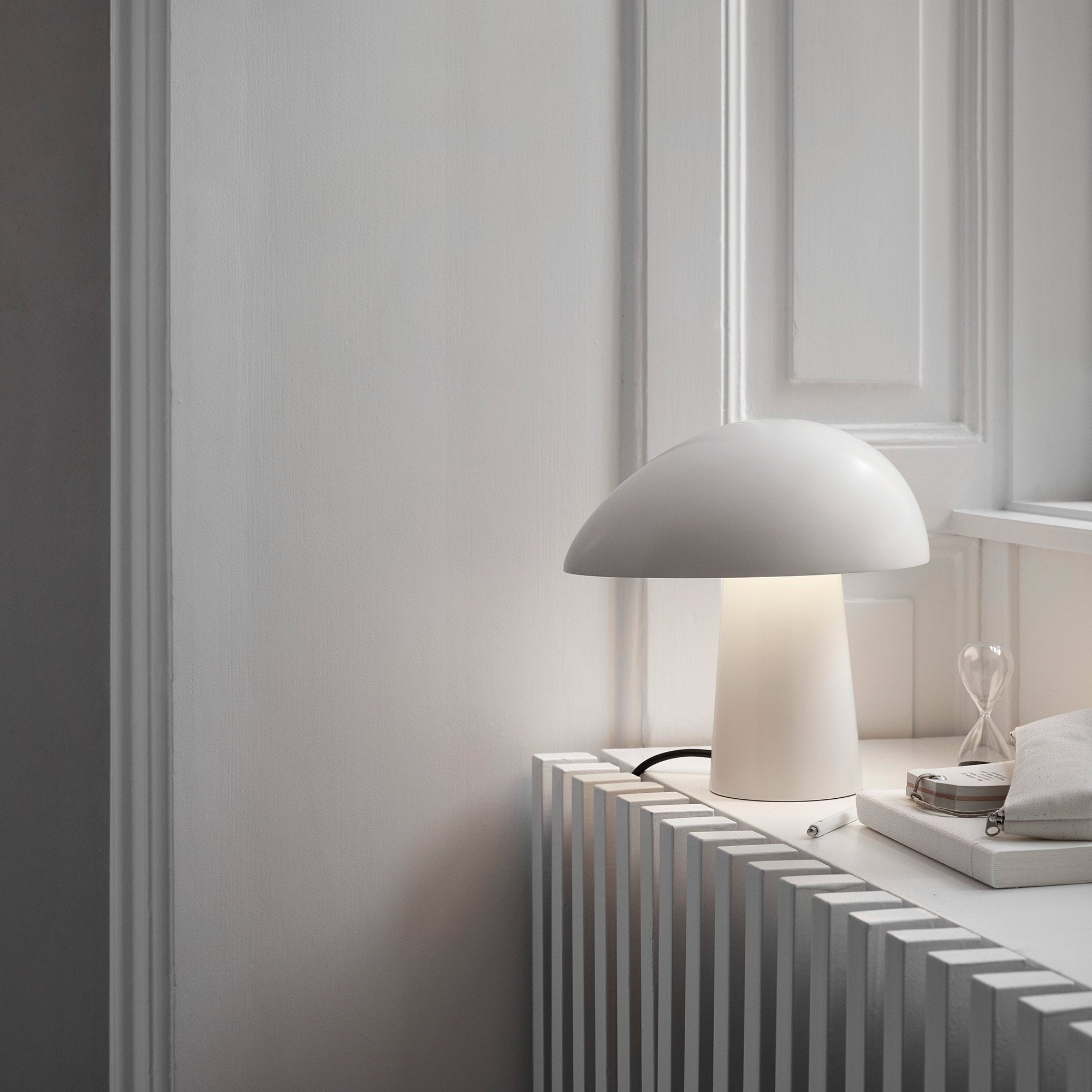 Fritz Hansen - Night Owl Tischleuchte | Smokey white