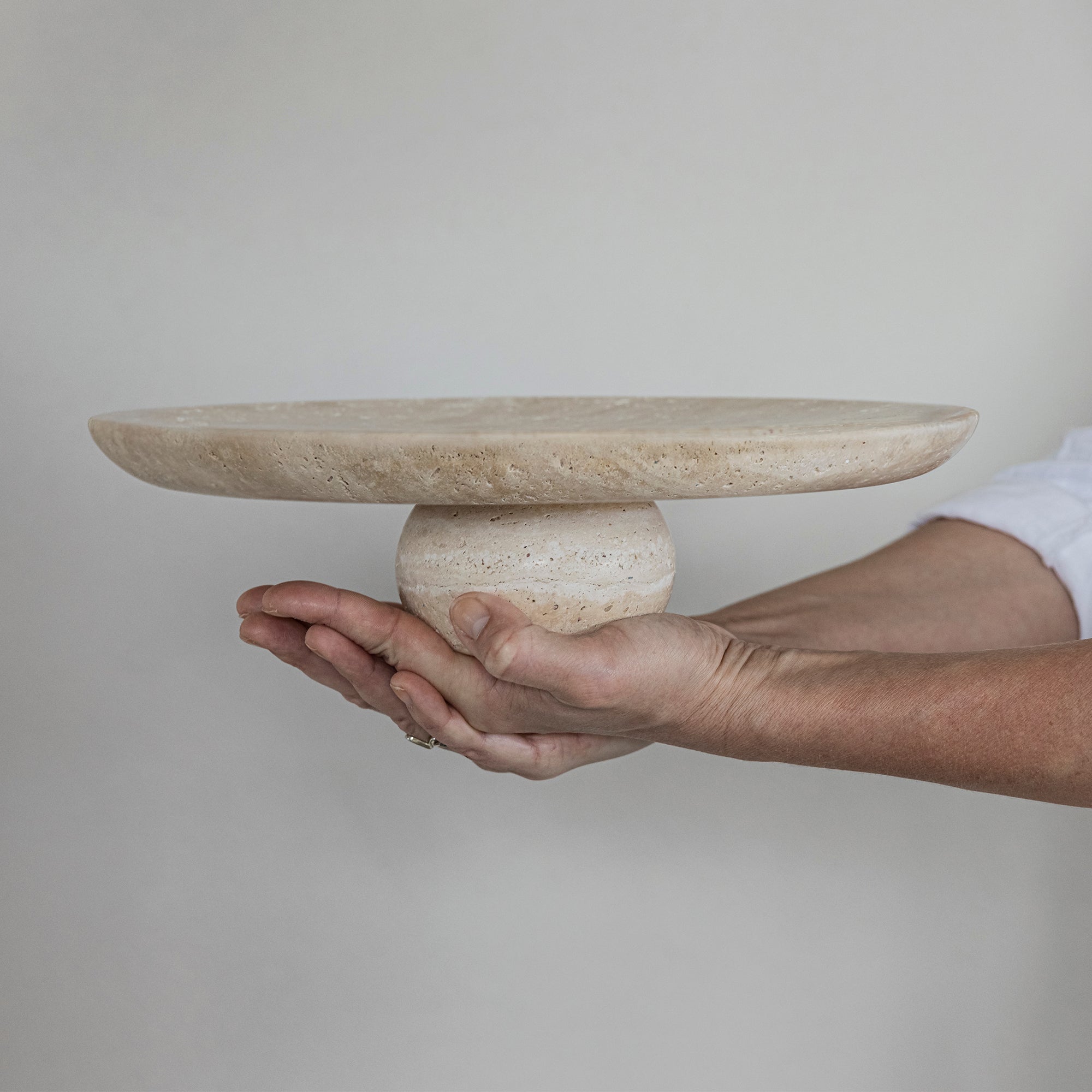 Mette Ditmer - Travertine Pedestal Tablett | 
