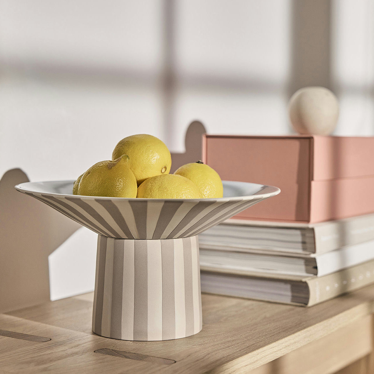 OYOY - Toppu Centerpiece Dekoschale mit Fuß | Ø 30 x H 17 cm / clay/ice blue