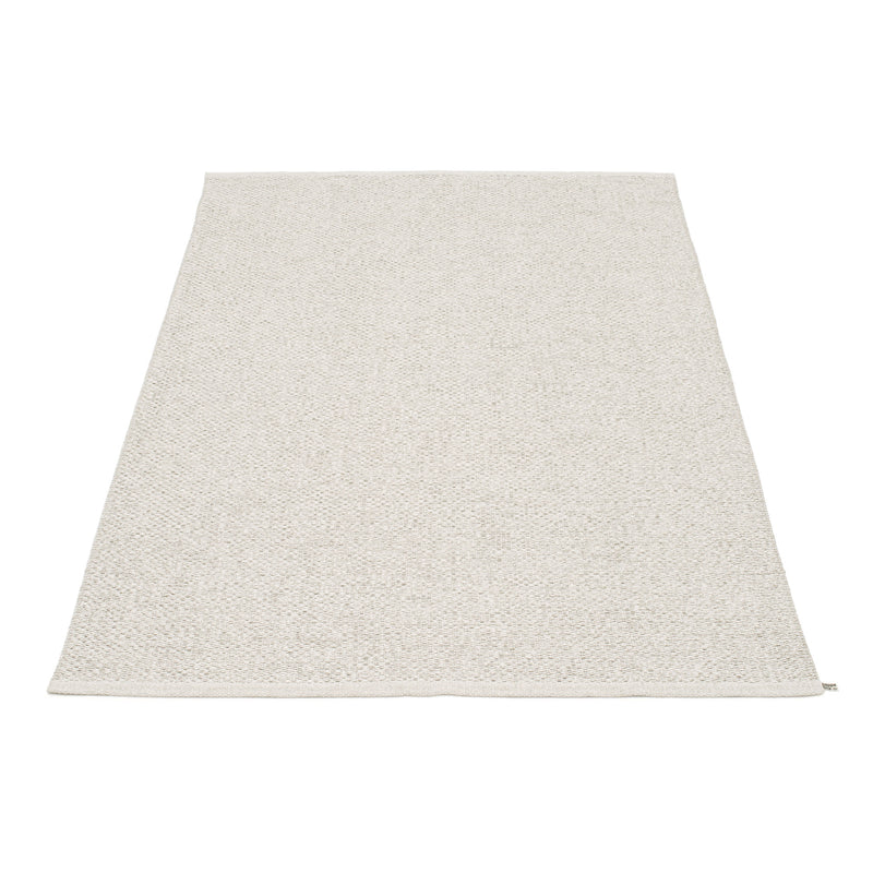 Pappelina - Svea Teppich (140 cm) | stone metallic/fossil grey