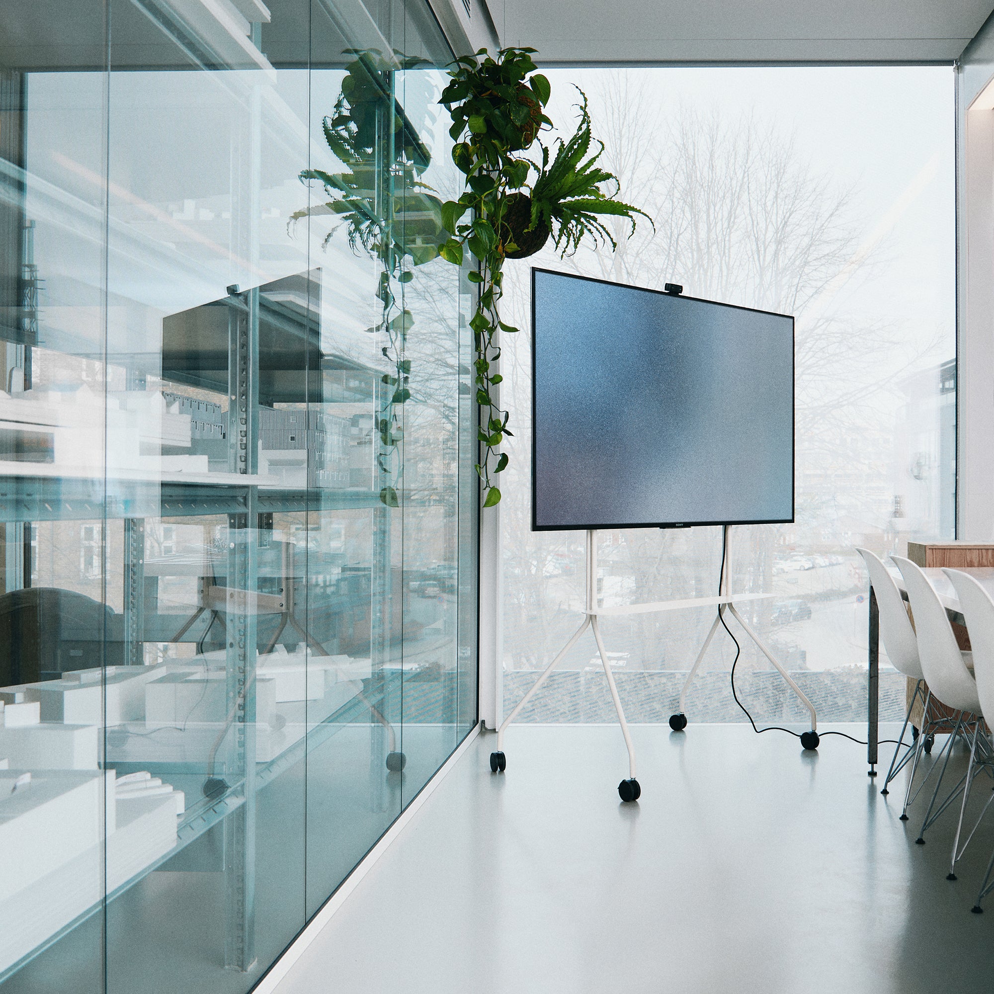 Pedestal - Moon Pro TV-Ständer | charcoal, ultra marine, pearl