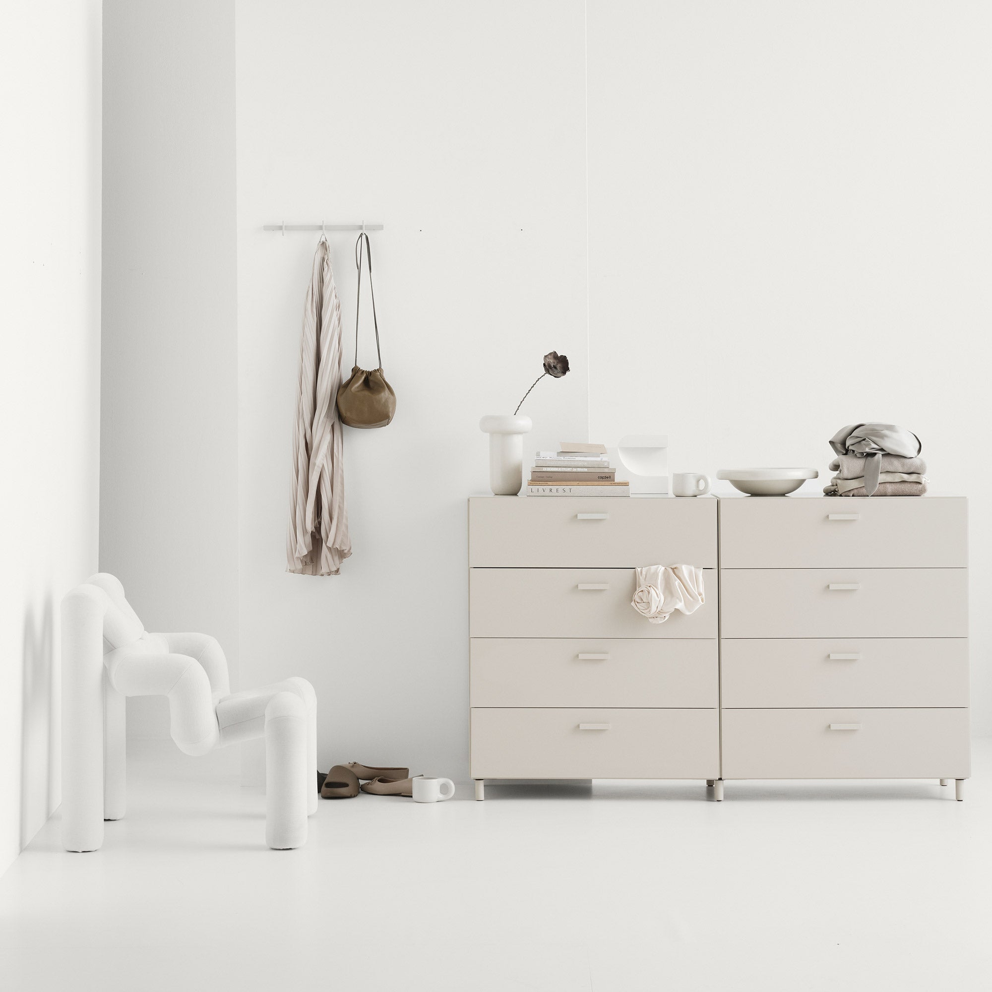 String - Relief Kommode breit | beige