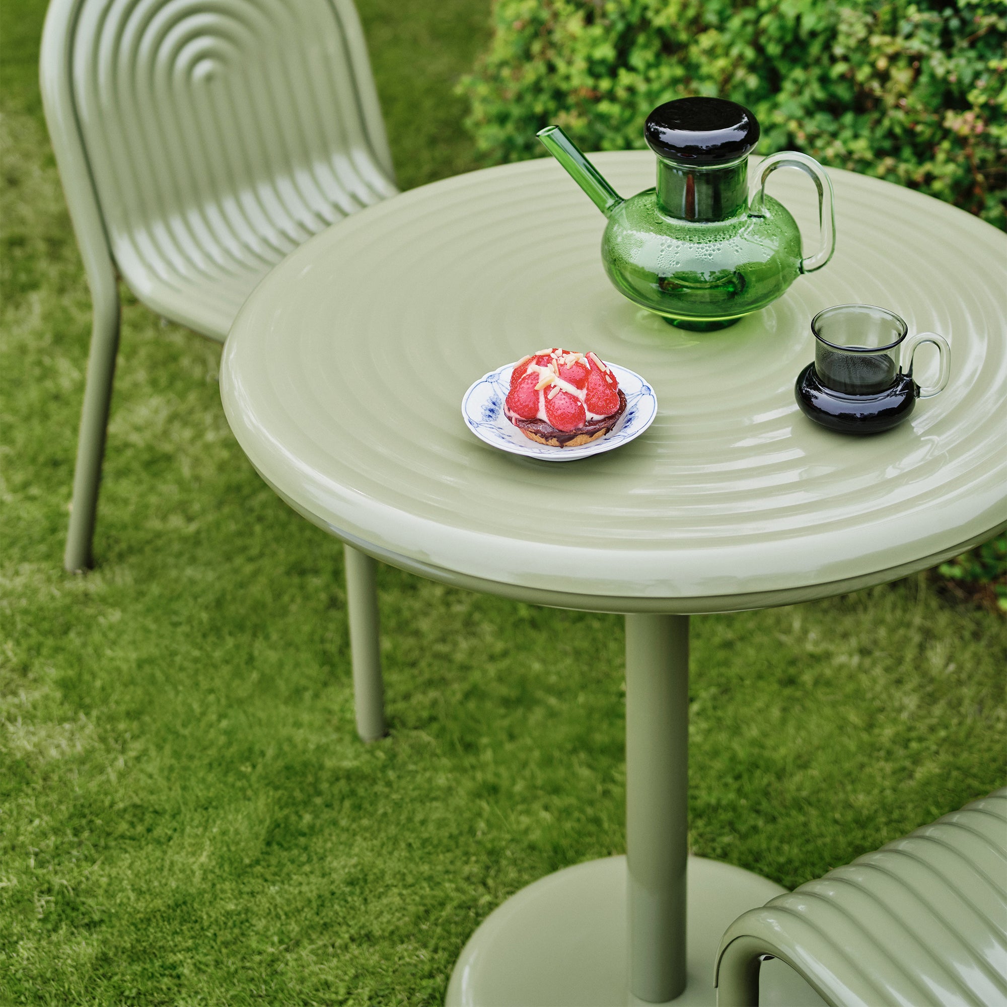 Tom Dixon - Groove Round Gartentisch | moosgrün