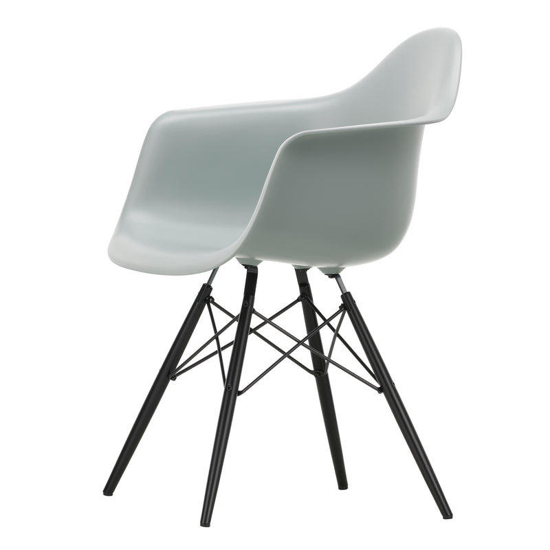 Vitra - Eames Plastic Armchair DAW RE | hellgrau RE / Ahorn schwarz