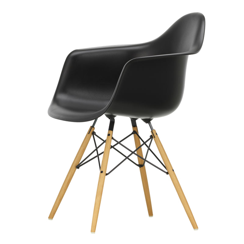Vitra - Eames Plastic Armchair DAW RE | tiefschwarz RE / Esche honigfarben