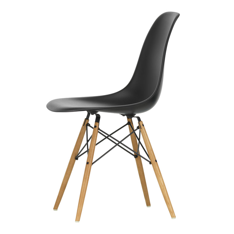 Vitra - Eames Plastic Side Chair DSW RE | tiefschwarz RE / Esche honigfarben