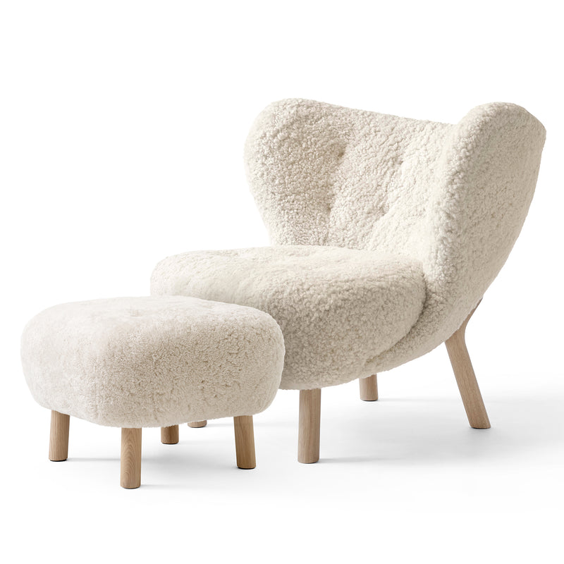 &amp;Tradition - Little Petra Lounge Chair | Schaffell Moonlight / Incl. Pouf ATD1 / Eiche geölt