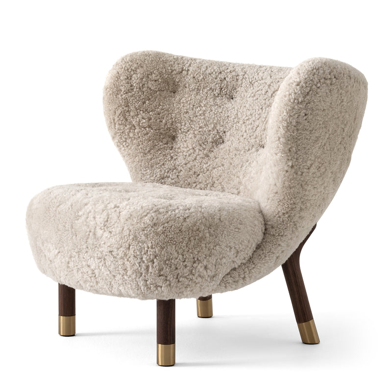 &amp;Tradition - Little Petra Lounge Chair | Schaffell Moonlight / ohne Pouf / Walnuss mit Messing