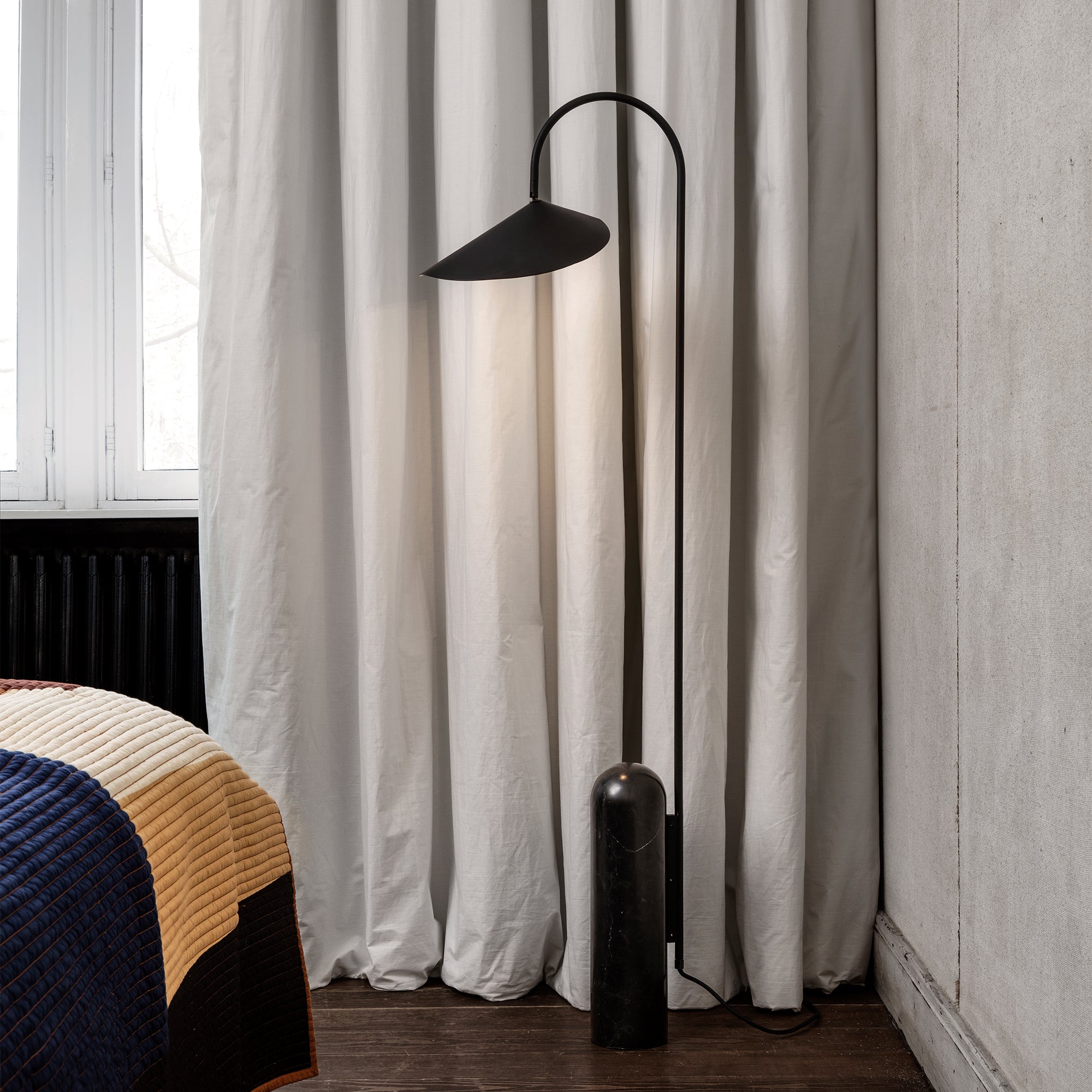 Ferm Living - Arum Stehleuchte | schwarz