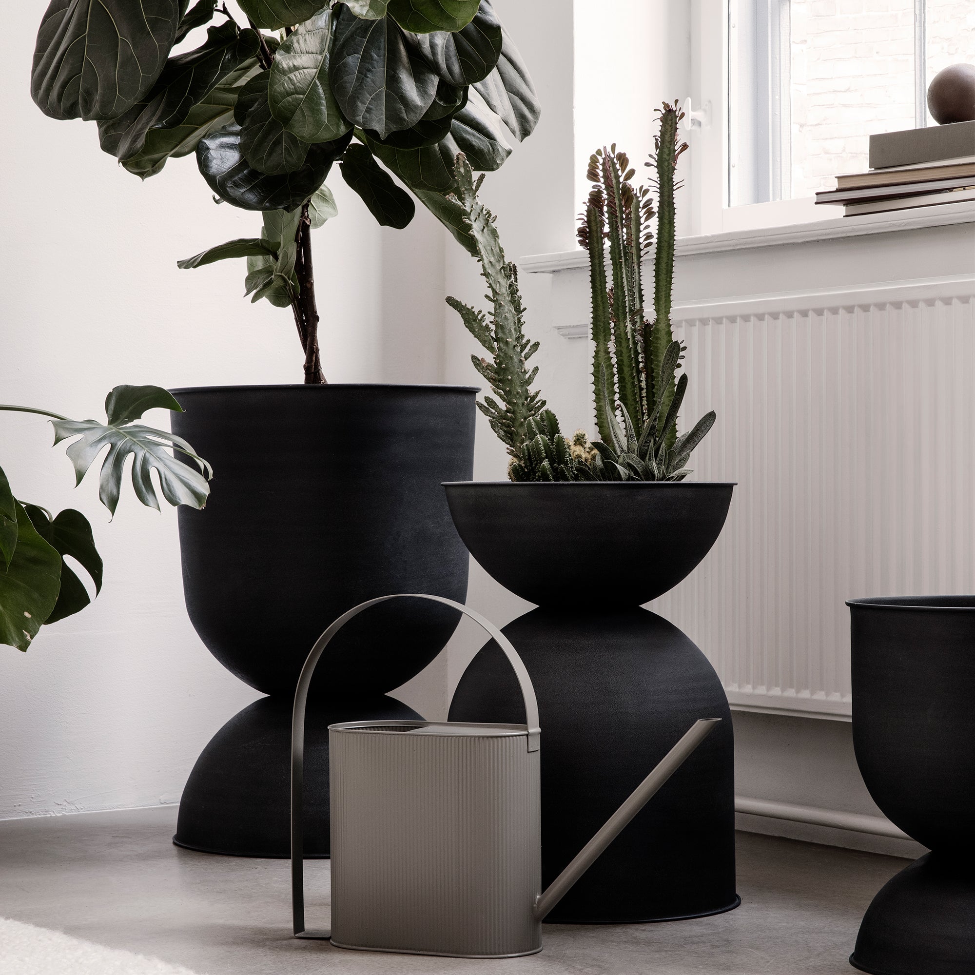 Ferm Living - Hourglass Blumentopf | Ø 30 x H 42, 5 cm / schwarz, Ø 40 x H 59 cm / schwarz