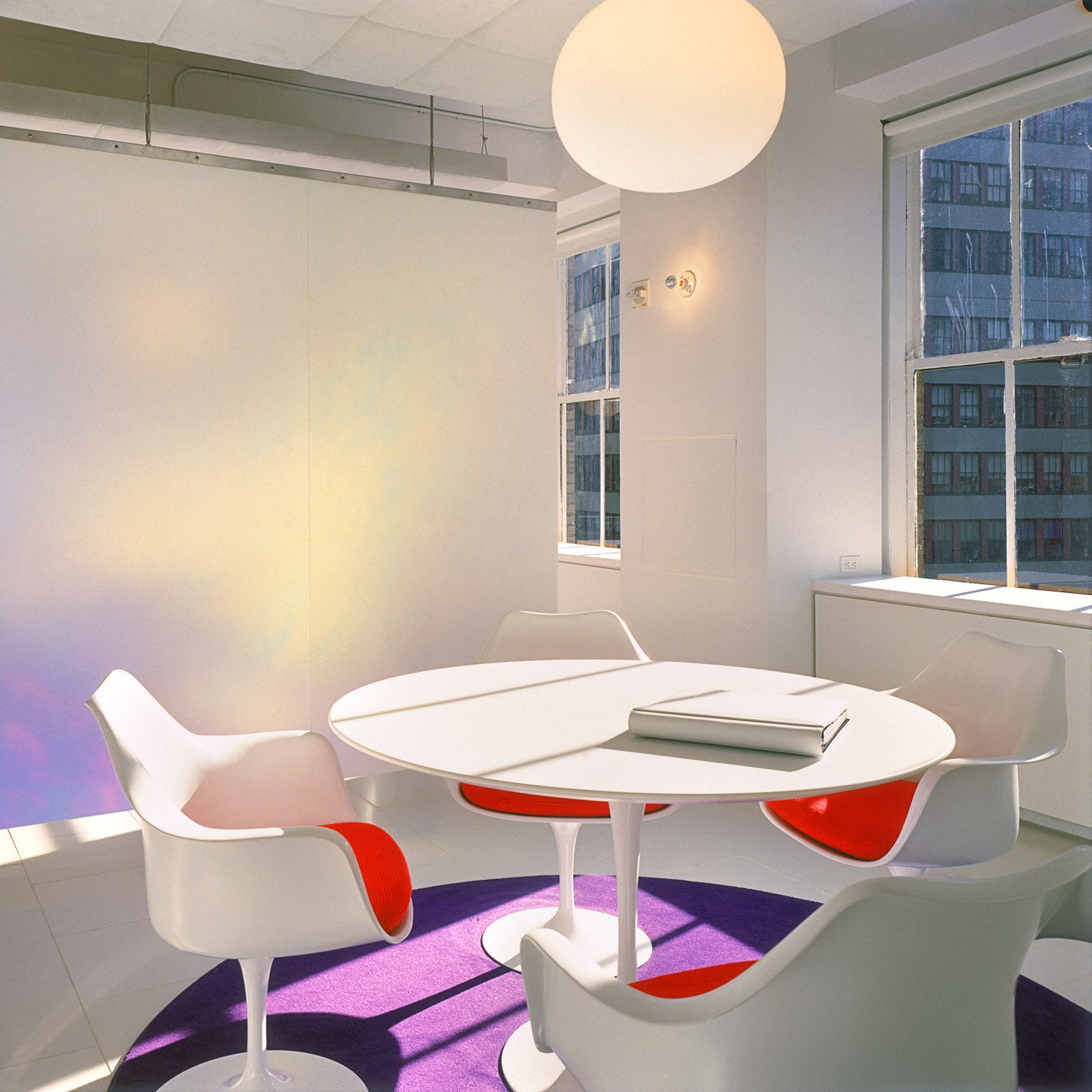 Knoll - Saarinen Tulip Bistrotisch | Laminat weiß / Ø 120 cm